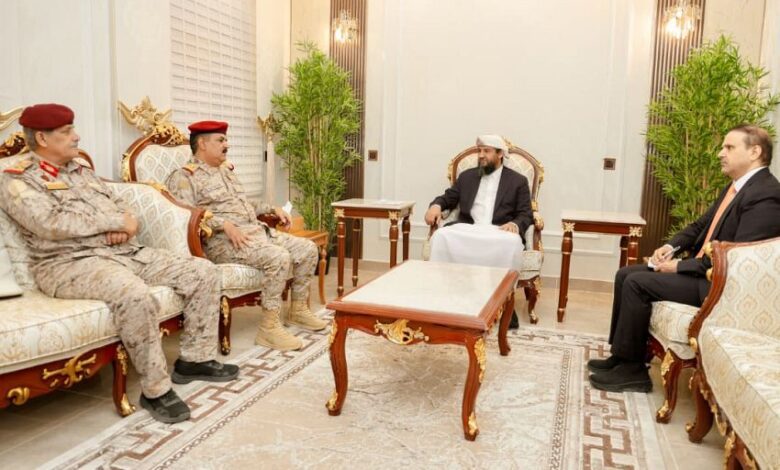 المحرّمي يناقش مع وزير الدفاع ومدير الأكاديمية العسكرية أوضاع القوات المسلحة وخطط التدريب
