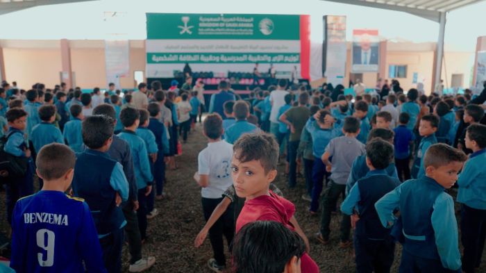 المخا.. مشروع دعم الطالب يوزع المستلزمات المدرسية بدعم من مركز الملك سلمان
