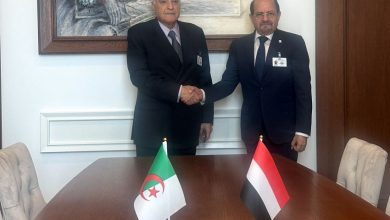 الوزير الزنداني يبحث مع وزير الشؤون الخارجية الجزائري تطوير التعاون الثنائي