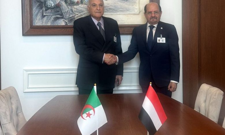 الوزير الزنداني يبحث مع وزير الشؤون الخارجية الجزائري تطوير التعاون الثنائي