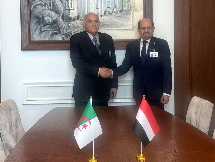الوزير الزنداني يبحث مع وزير الشؤون الخارجية الجزائري تطوير التعاون الثنائي