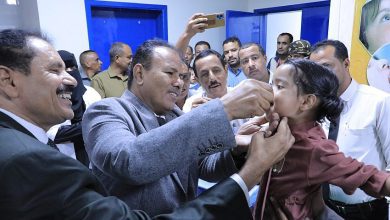 الوكيل العامري يدشن حملة التحصين ضد شلل الأطفال بوادي حضرموت والصحراء