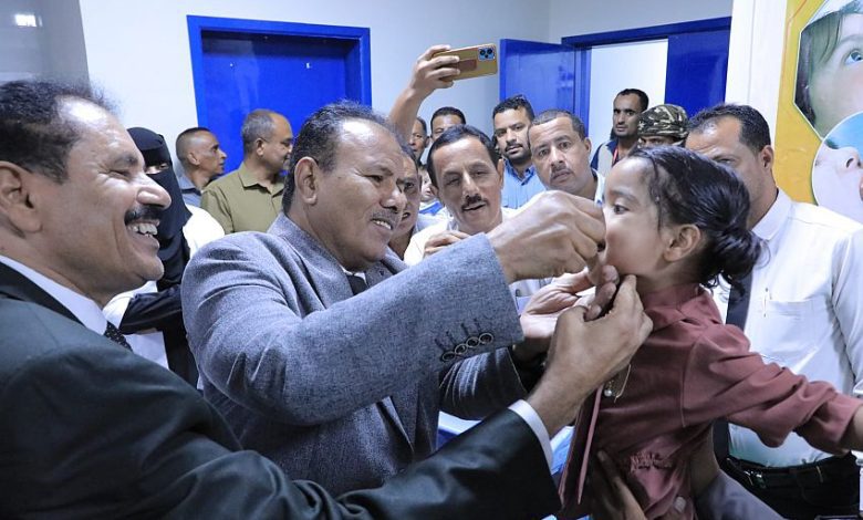 الوكيل العامري يدشن حملة التحصين ضد شلل الأطفال بوادي حضرموت والصحراء