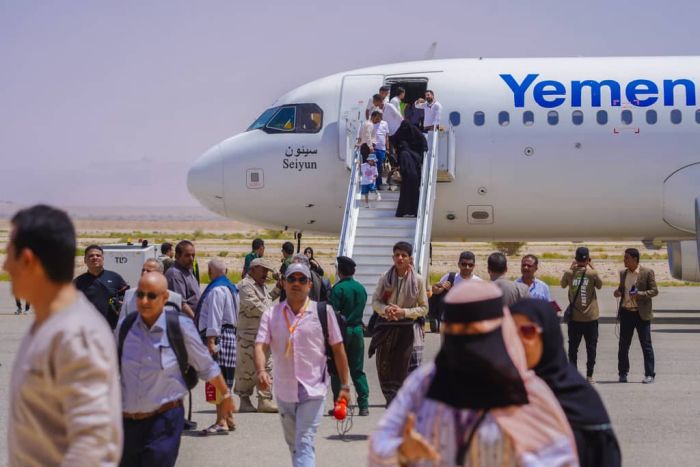 اليمنية تدشّن أولى رحلاتها التجارية إلى مطار عتق بشبوة