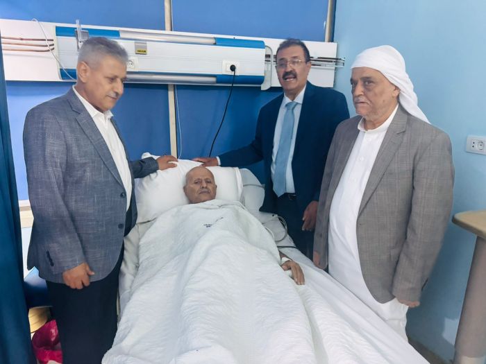 بتوجيهات طارق صالح.. معزب يطمئن على النائب السوادي بعد العملية الجراحية