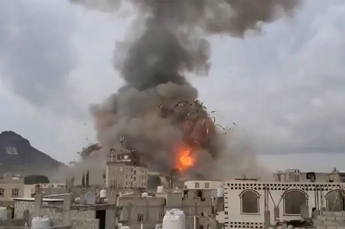 بعد إتلاف الحوثيين جزءًا منه.. غارة إسرائيلية تقضي على ما تبقى من أرشيف الجمهورية اليمنية
