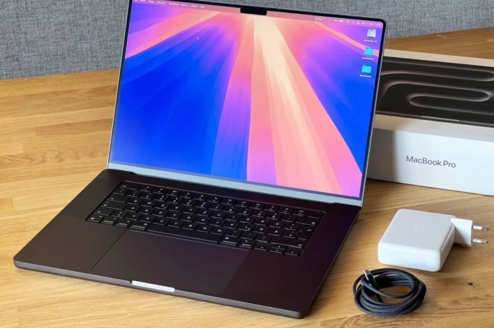 تسريب موعد إطلاق MacBook Pro بشاشة OLED من سامسونج وسط صمت أبل عن آيفون القابل للطي