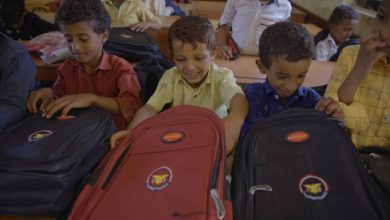 تعز.. إنسانية المقاومة توزع حقائب مدرسية على طلاب الوازعية بدعم إماراتي