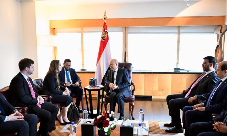 رئيس مجلس القيادة يؤكد اهمية استئناف الولايات المتحدة لمساعداتها الانسانية وتمديد حمايتها القانونية لليمنيين
