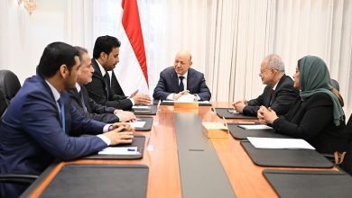 رئيس مجلس القيادة يؤكد تماسك مؤسسات الدولة والتزامها بتطبيع الاوضاع في حضرموت وتحقيق العدالة في تعز