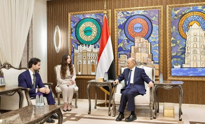 رئيس مجلس القيادة يستقبل القائم بأعمال سفارة الولايات المتحدة