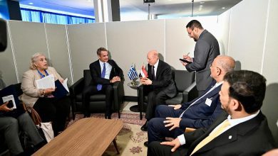 رئيس مجلس القيادة يشيد بالدور اليوناني في حماية الممرات المائية