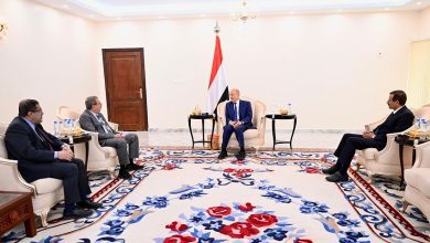 رئيس مجلس القيادة يشيد بدور السلطة القضائية في دعم برنامج الاصلاحات الشاملة