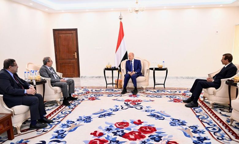 رئيس مجلس القيادة يشيد بدور السلطة القضائية في دعم برنامج الاصلاحات الشاملة