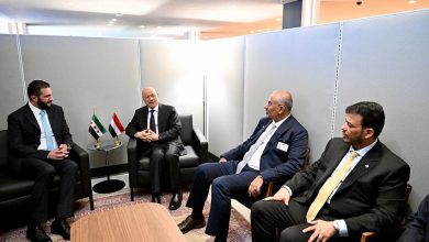 رئيس مجلس القيادة يلتقي الرئيس السوري للبحث في العلاقات الثنائية وتطورات المنطقة
