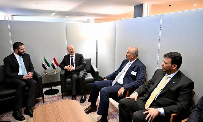 رئيس مجلس القيادة يلتقي الرئيس السوري للبحث في العلاقات الثنائية وتطورات المنطقة