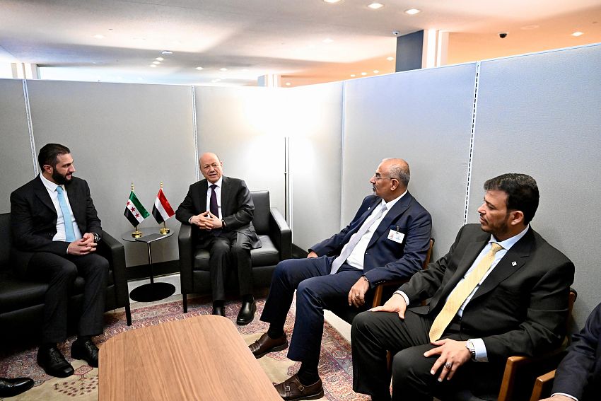 رئيس مجلس القيادة يلتقي الرئيس السوري للبحث في العلاقات الثنائية وتطورات المنطقة