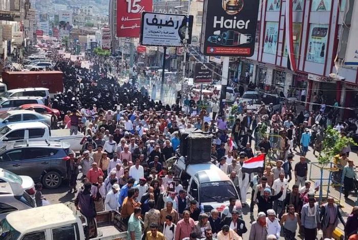 صور| تعز.. عشرات الآلاف يتظاهرون لليوم الرابع تنديداً باغتيال افتهان المشهري والمطالبة بالعدالة