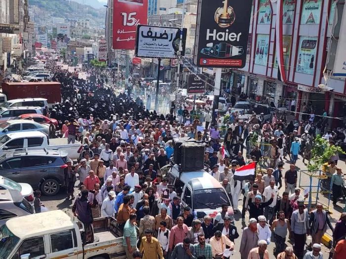 صور| تعز.. عشرات الآلاف يتظاهرون لليوم الرابع تنديداً باغتيال افتهان المشهري والمطالبة بالعدالة