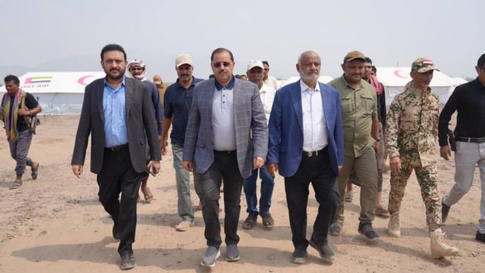 طاهر وأبو حورية يدشنان مخيمًا جديدًا لإيواء متضرري السيول في حيس بدعم إماراتي