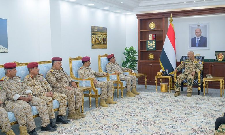 عضو مجلس القيادة طارق صالح يطلع على الوضع العملياتي في المحاور والمناطق العسكرية