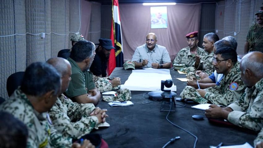 عضو مجلس القيادة طارق صالح يطلع على مستوى الجاهزية القتالية في محوري البرح والحديدة