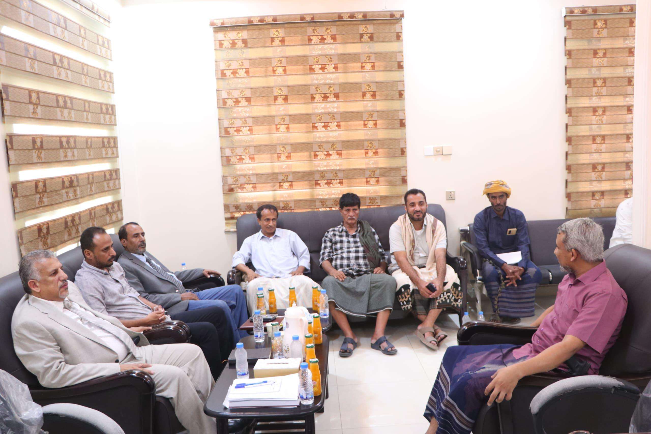 فريق التوجيه والرقابة الرئاسي يلتقي إدارة المؤسسة العامة للكهرباء في محافظة المهرة