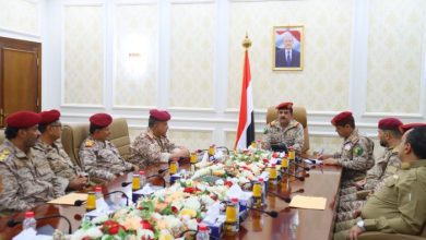 فيديو| وزير الدفاع يجتمع بقيادة محور تعز والوحدات التابعة له