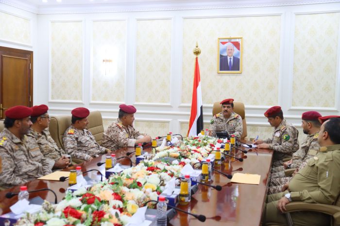 فيديو| وزير الدفاع يجتمع بقيادة محور تعز والوحدات التابعة له