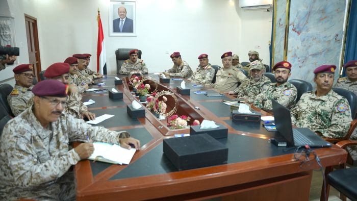فيديو| وزير الدفاع يلتقي قيادات محوري الحديدة والبرح ويشيد بمستوى الجاهزية والانتشار