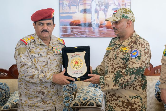 قيادة وزارة الدفاع تكرم طارق صالح بدرع الوزارة