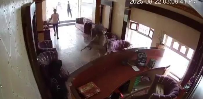 قياديان حوثيان يعتديان على موظفة استقبال بمنتجع سياحي في إب