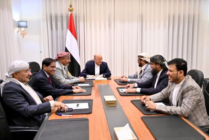 مجلس القيادة الرئاسي يجتمع بكامل قوامه ويكلف الفريق القانوني بمراجعة القرارات والتعيينات