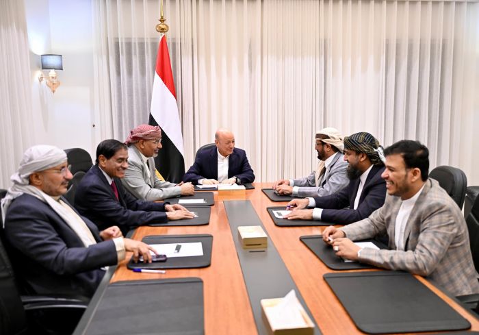 مجلس القيادة الرئاسي يجتمع بكامل قوامه ويكلف الفريق القانوني بمراجعة القرارات والتعيينات