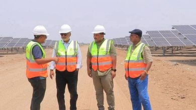 محافظ الحديدة يتفقد سير العمل في مشروع كهرباء الخوخة