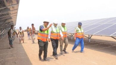 محافظ الحديدة يتفقد مشروع الطاقة الشمسية في الخوخة
