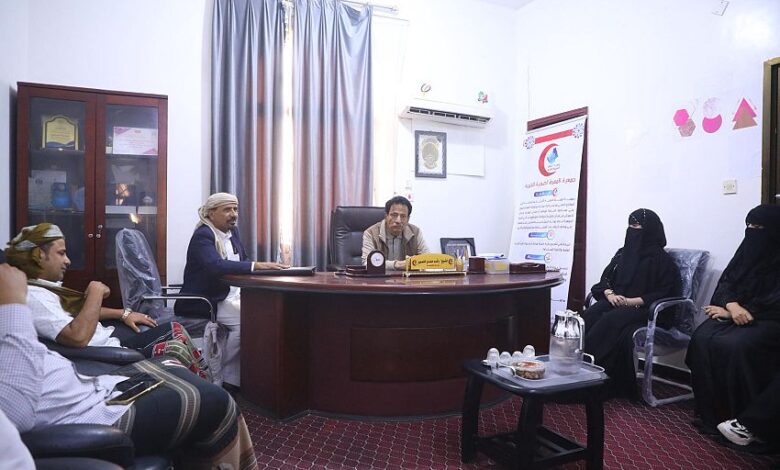 محافظ المهرة يشيد بجهود جمعية المهرة الصحية ويدشن تطبيق وبوابة للرقابة على الأسعار