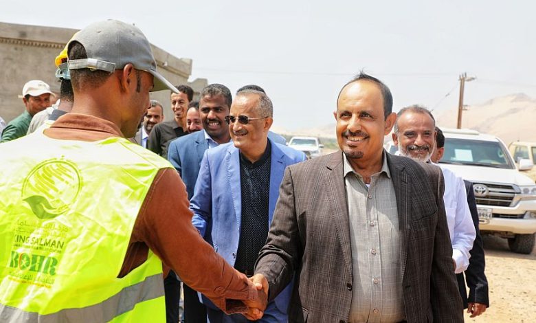 محافظ حضرموت يطلع على سير العمل في مشروع توفير المأوى الدائم للأسر الفقيرة بميفع