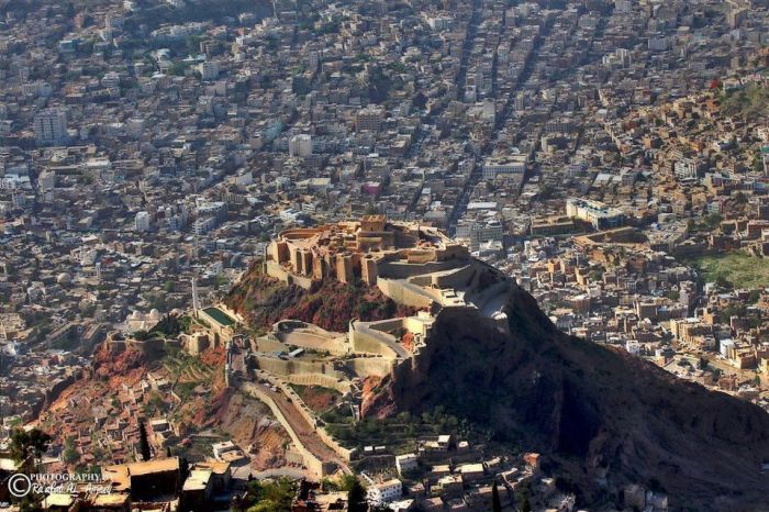 محكمة في تعز تصدر أحكاماً ضد أصحاب محطات وقود بتهم الغش