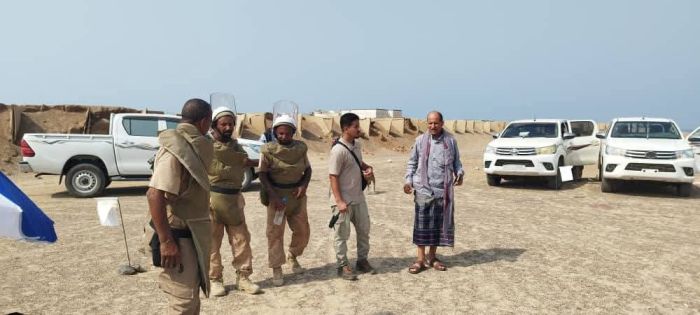 مدير عام مديرية ذو باب المندب يطلع على جهود نزع الألغام في محيط المجمع الحكومي