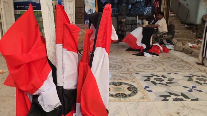 مدينة المخا تتوشح أعلام الجمهورية استعدادًا لاحتفالات الـ26 من سبتمبر