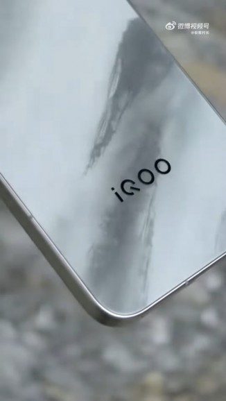 هاتف iQOO 15 يأتي بظهر متغير الألوان
