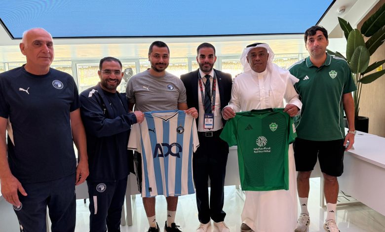 هدايا تذكارية وتهنئة بالعيد الوطني في الاجتماع الفني بين بيراميدز والأهلي السعودي