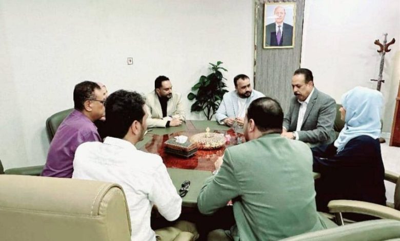 وزارة الأشغال توقع عقوداً لترميم وصيانة الطرق المتضررة في عدن