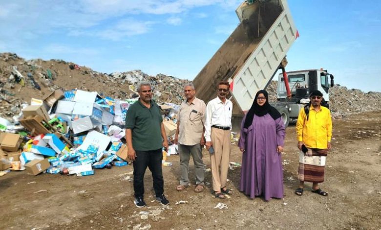 وزارة الصناعة والتجارة تتلف 12 طناً من المواد الاستهلاكية المتنوعة منتهية الصلاحية