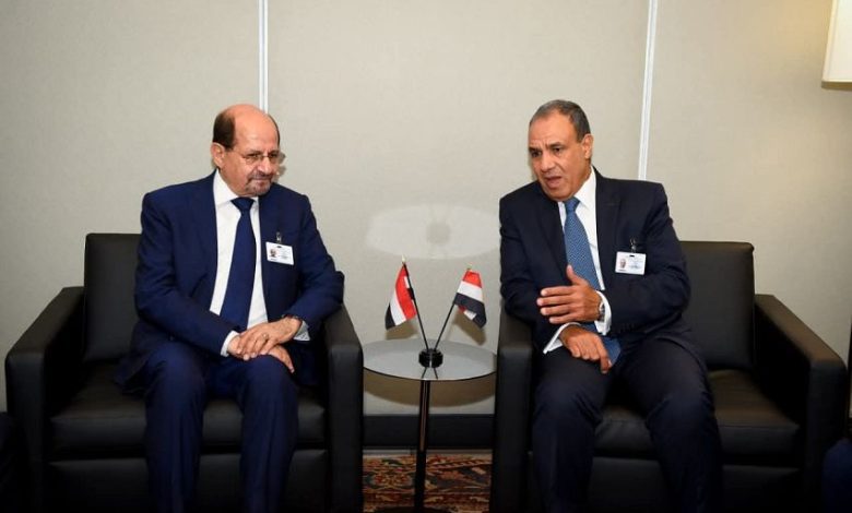 وزير الخارجية يبحث مع نظيره المصري العلاقات الثنائية بين البلدين