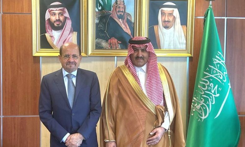 وزير الخارجية يلتقي سفير المملكة العربية السعودية لدى اليمن