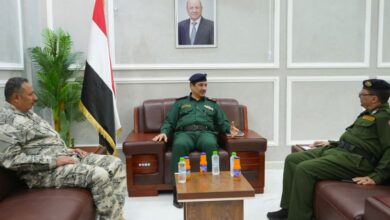 وزير الداخلية يشيد بجهود قطاع أمن الساحل الغربي في ضبط شحنات أسلحة وخلايا حوثية