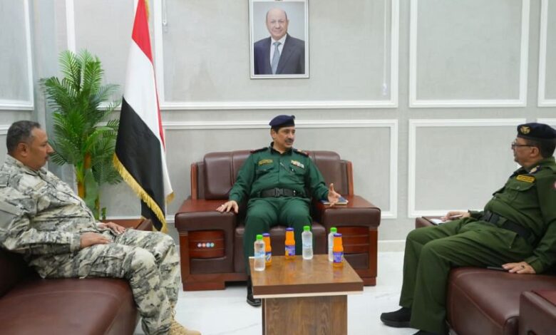 وزير الداخلية يشيد بجهود قطاع أمن الساحل الغربي في ضبط شحنات أسلحة وخلايا حوثية