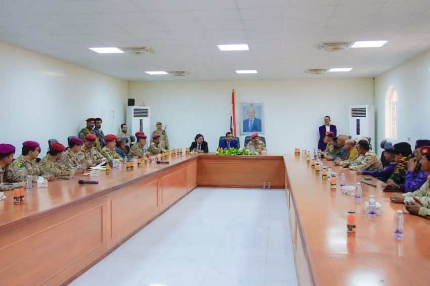 وزير الدفاع ومحافظ شبوة يترأسان اجتماعا للجنة الأمنية في محافظة شبوة